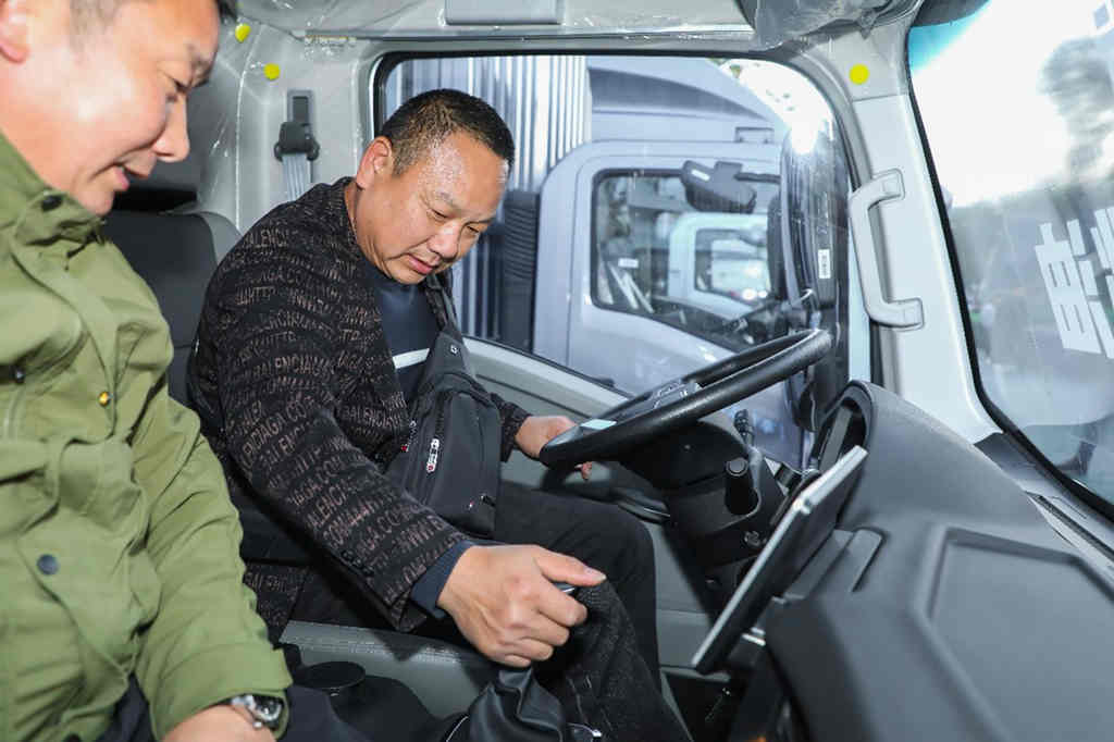 澎湃动力来袭!HOWO统帅170大马力产品抢滩登陆郑州 - 第3张 - 提加商用车网 澎湃动力来袭!HOWO统帅170大马力产品抢滩登陆郑州 - 第3张