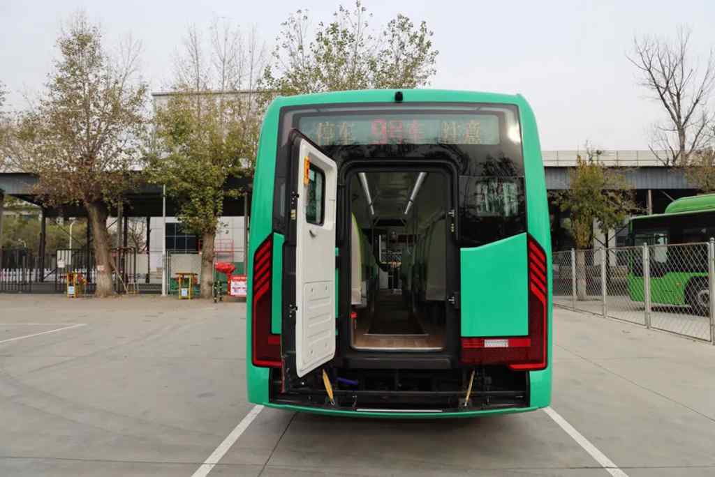 国内首创 行业首发 欧辉新型通学车携五大优势亮相北京通学车现场观摩会 - 第4张 - 提加商用车网 国内首创 行业首发 欧辉新型通学车携五大优势亮相北京通学车现场观摩会 - 第4张