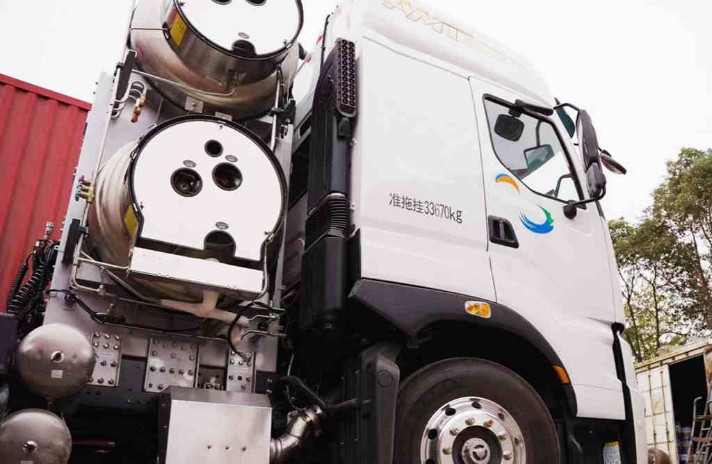 580大马力 势不可挡,乘龙H7 LNG牵引车开启高效快递新模式 - 第2张 - 提加商用车网 580大马力 势不可挡,乘龙H7 LNG牵引车开启高效快递新模式 - 第2张