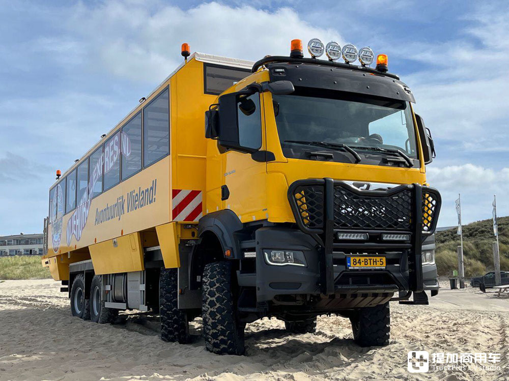 最高容纳71人,专门用来载人的卡车?曼恩TGS 8X8全驱游览车实拍 - 第1张 - 提加商用车网 最高容纳71人,专门用来载人的卡车?曼恩TGS 8X8全驱游览车实拍 - 第1张