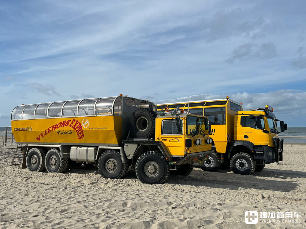 最高容纳71人,专门用来载人的卡车?曼恩TGS 8X8全驱游览车实拍 - 第2张 - 提加商用车网 最高容纳71人,专门用来载人的卡车?曼恩TGS 8X8全驱游览车实拍 - 第2张