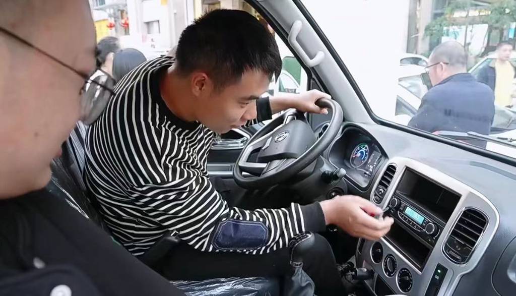 东风途逸T5 CNG物流专用版:年轻派货运领跑者,省钱省力NO.1! - 第2张 - 提加商用车网 东风途逸T5 CNG物流专用版:年轻派货运领跑者,省钱省力NO.1! - 第2张