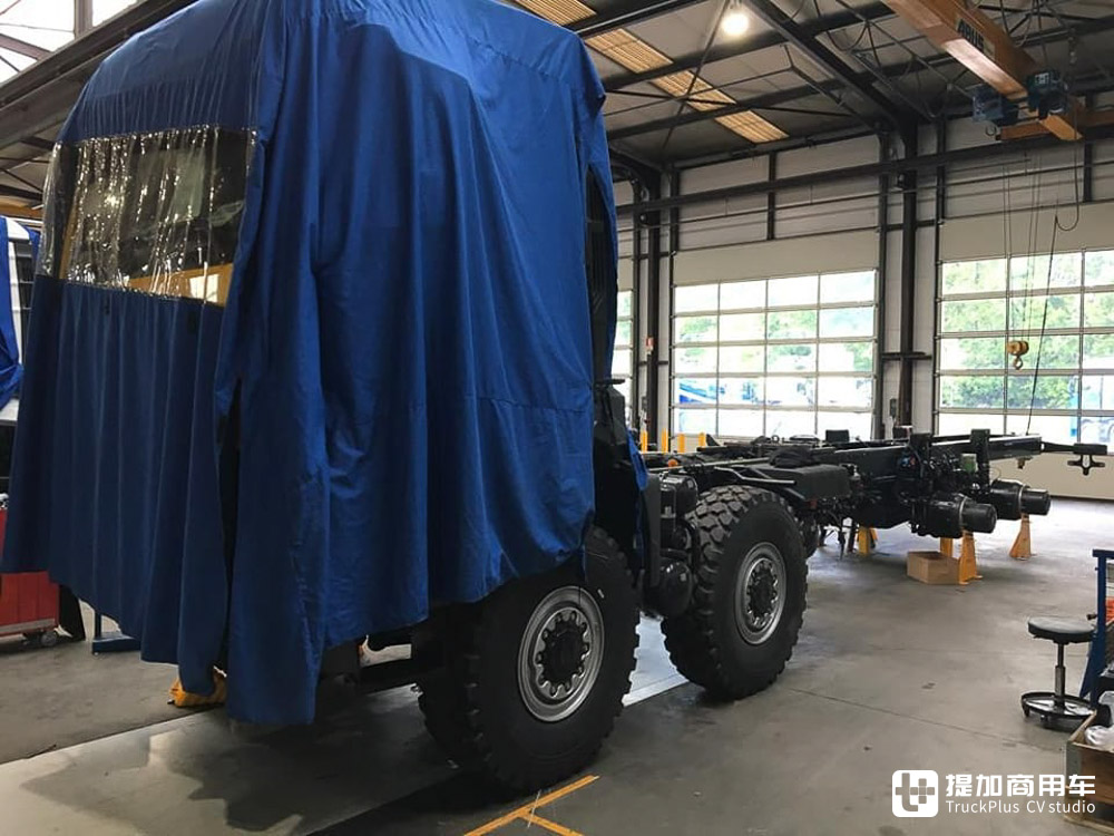 最高容纳71人,专门用来载人的卡车?曼恩TGS 8X8全驱游览车实拍 - 第4张 - 提加商用车网 最高容纳71人,专门用来载人的卡车?曼恩TGS 8X8全驱游览车实拍 - 第4张