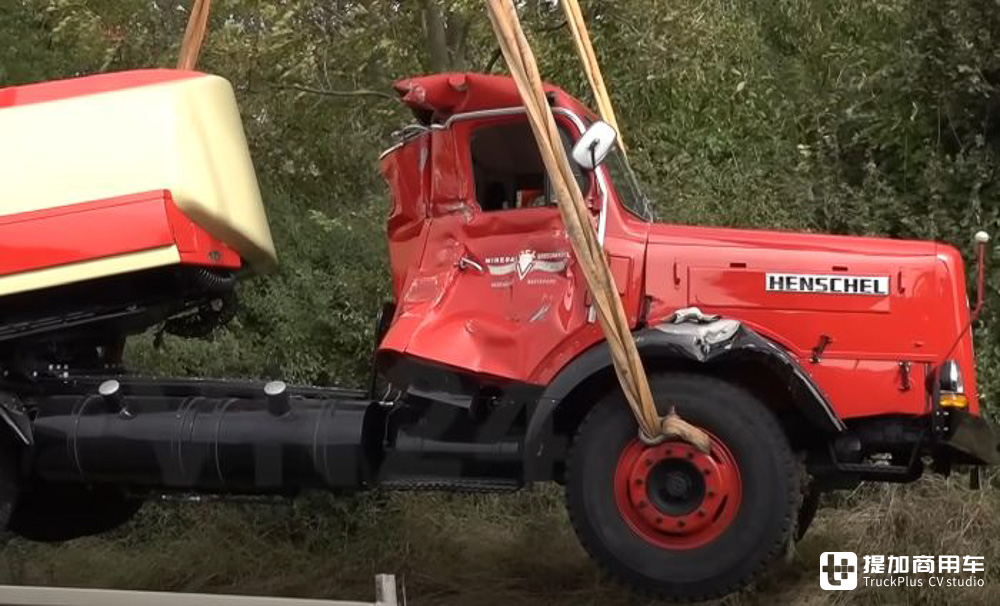 起猛了,62年车龄的经典Henschel HS140卡车在德国高速发生事故 - 第5张 - 提加商用车网 起猛了,62年车龄的经典Henschel HS140卡车在德国高速发生事故 - 第5张