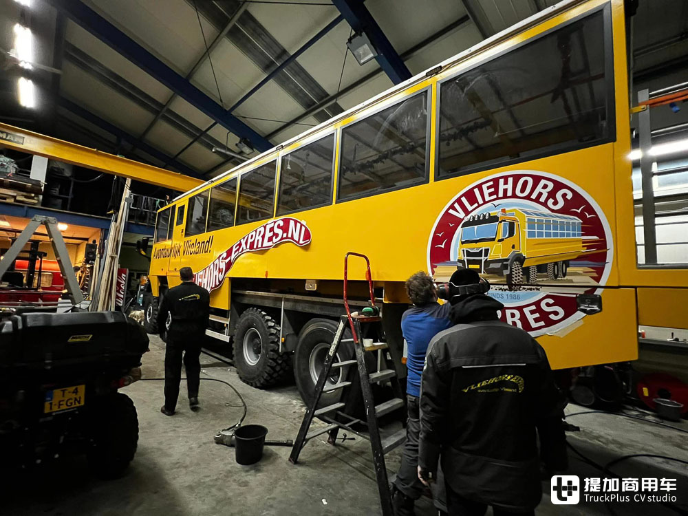 最高容纳71人,专门用来载人的卡车?曼恩TGS 8X8全驱游览车实拍 - 第5张 - 提加商用车网 最高容纳71人,专门用来载人的卡车?曼恩TGS 8X8全驱游览车实拍 - 第5张