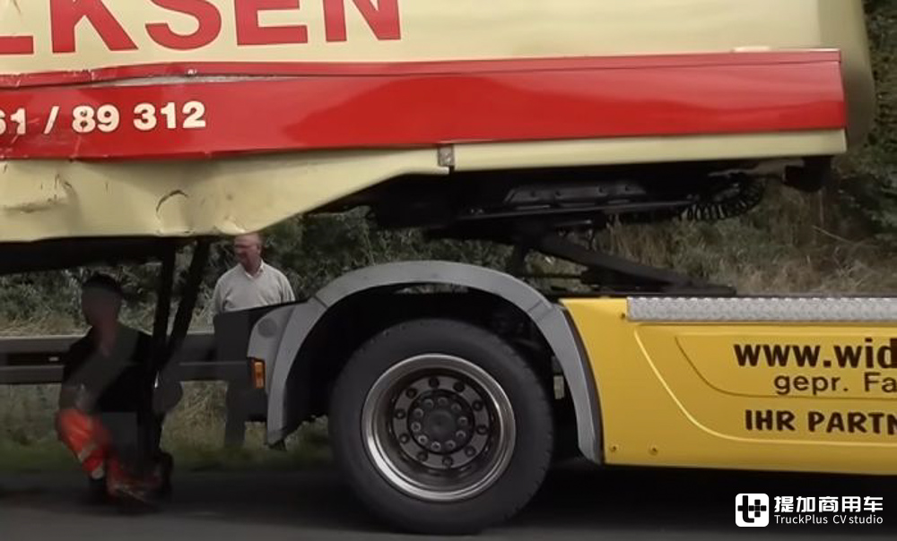 起猛了,62年车龄的经典Henschel HS140卡车在德国高速发生事故 - 第7张 - 提加商用车网 起猛了,62年车龄的经典Henschel HS140卡车在德国高速发生事故 - 第7张