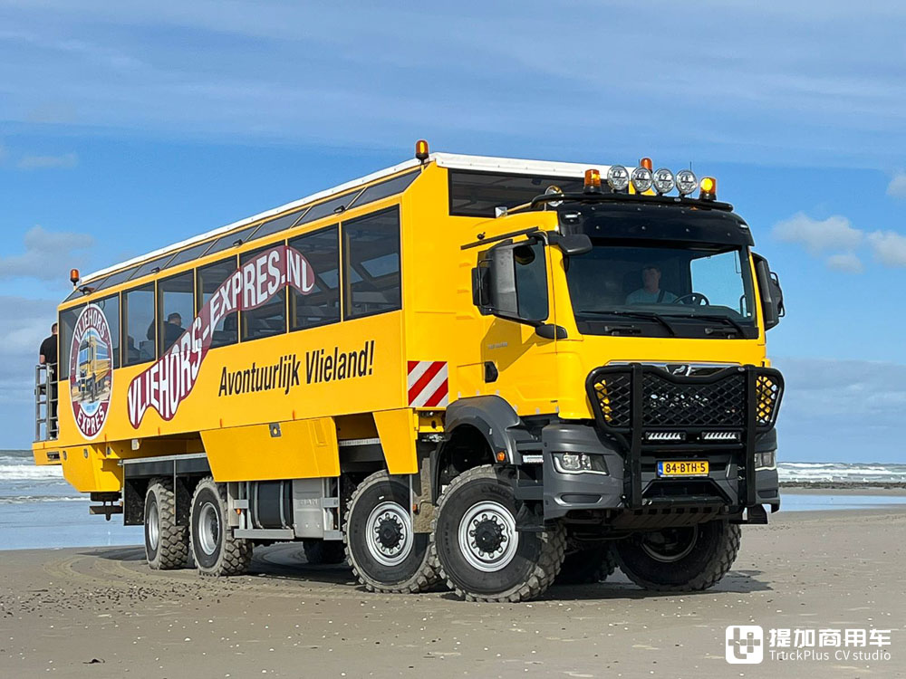 最高容纳71人,专门用来载人的卡车?曼恩TGS 8X8全驱游览车实拍 - 第7张 - 提加商用车网 最高容纳71人,专门用来载人的卡车?曼恩TGS 8X8全驱游览车实拍 - 第7张