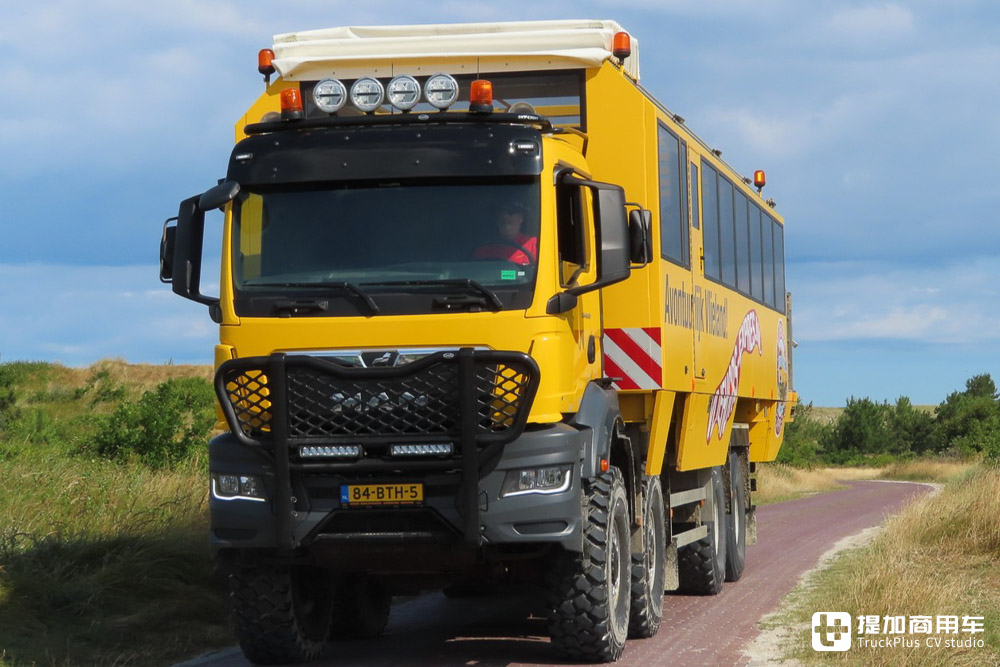 最高容纳71人,专门用来载人的卡车?曼恩TGS 8X8全驱游览车实拍 - 第8张 - 提加商用车网 最高容纳71人,专门用来载人的卡车?曼恩TGS 8X8全驱游览车实拍 - 第8张