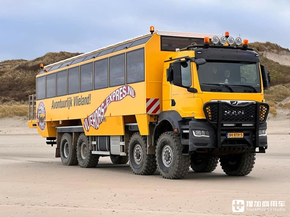 最高容纳71人,专门用来载人的卡车?曼恩TGS 8X8全驱游览车实拍 - 第9张 - 提加商用车网 最高容纳71人,专门用来载人的卡车?曼恩TGS 8X8全驱游览车实拍 - 第9张