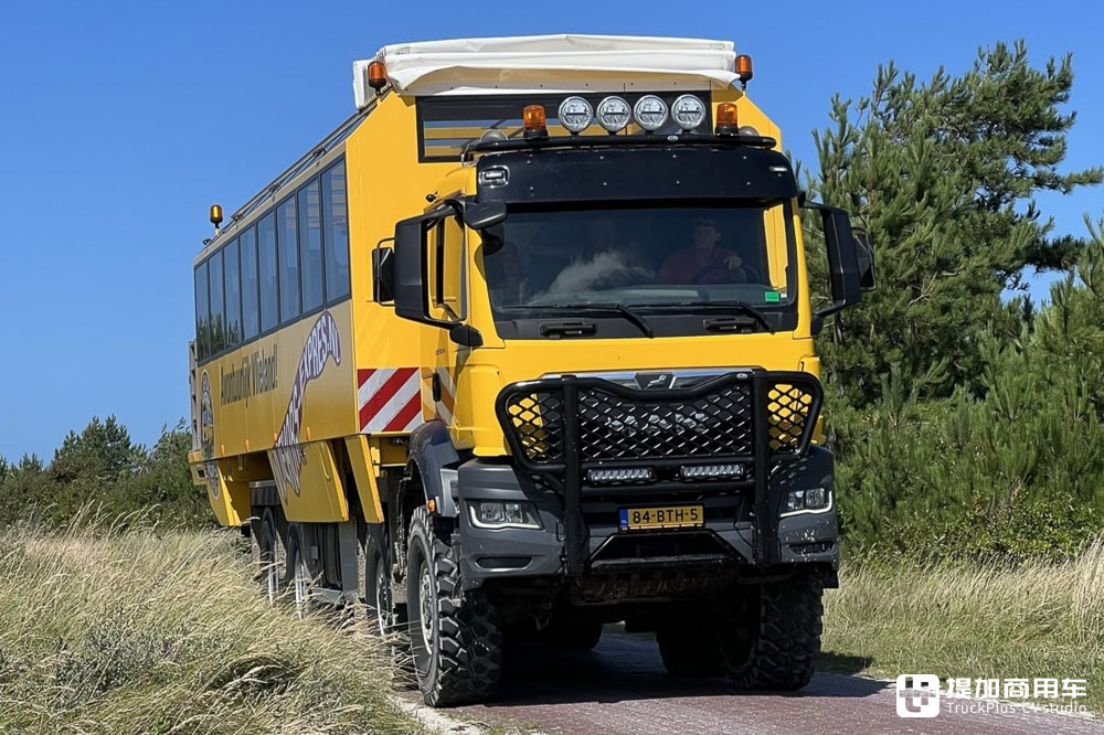 最高容纳71人,专门用来载人的卡车?曼恩TGS 8X8全驱游览车实拍 - 第10张 - 提加商用车网 最高容纳71人,专门用来载人的卡车?曼恩TGS 8X8全驱游览车实拍 - 第10张