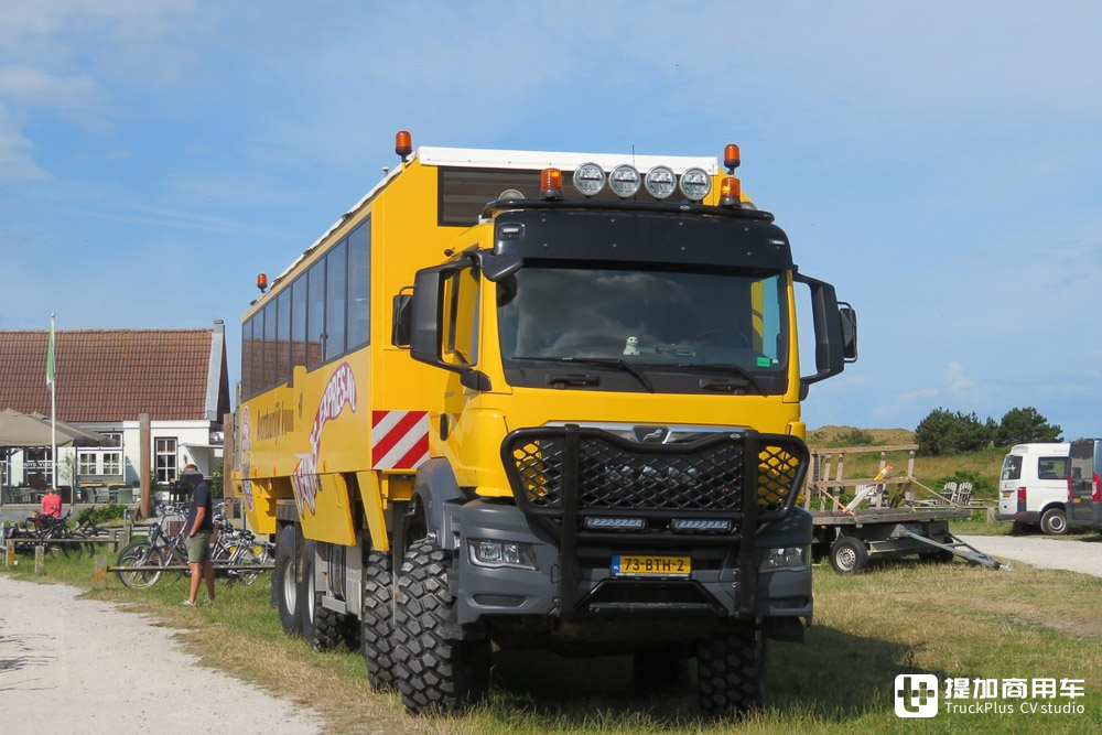 最高容纳71人,专门用来载人的卡车?曼恩TGS 8X8全驱游览车实拍 - 第11张 - 提加商用车网 最高容纳71人,专门用来载人的卡车?曼恩TGS 8X8全驱游览车实拍 - 第11张