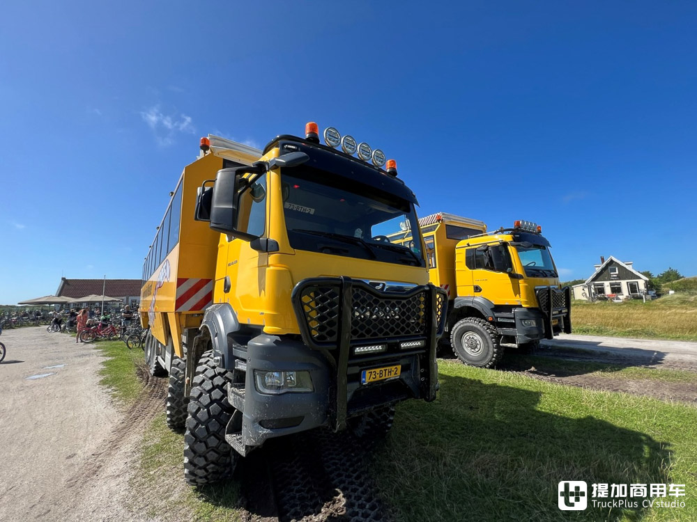 最高容纳71人,专门用来载人的卡车?曼恩TGS 8X8全驱游览车实拍 - 第12张 - 提加商用车网 最高容纳71人,专门用来载人的卡车?曼恩TGS 8X8全驱游览车实拍 - 第12张