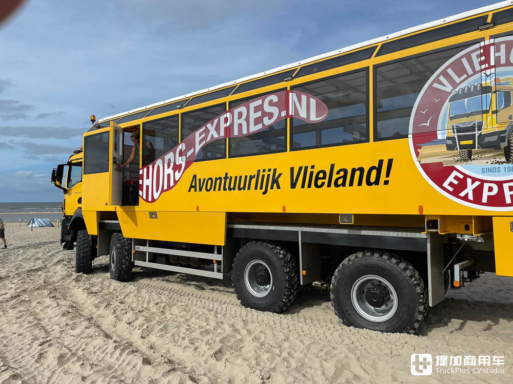 最高容纳71人,专门用来载人的卡车?曼恩TGS 8X8全驱游览车实拍 - 第15张 - 提加商用车网 最高容纳71人,专门用来载人的卡车?曼恩TGS 8X8全驱游览车实拍 - 第15张