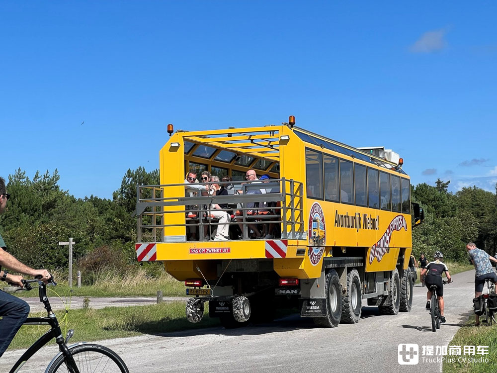 最高容纳71人,专门用来载人的卡车?曼恩TGS 8X8全驱游览车实拍 - 第17张 - 提加商用车网 最高容纳71人,专门用来载人的卡车?曼恩TGS 8X8全驱游览车实拍 - 第17张
