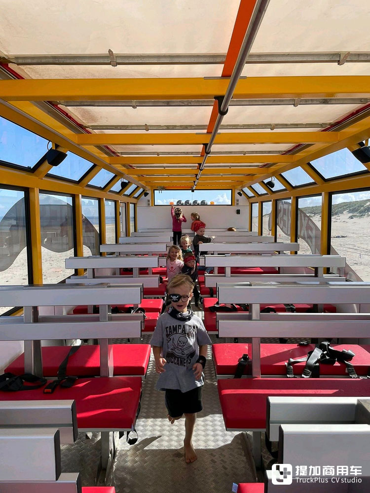 最高容纳71人,专门用来载人的卡车?曼恩TGS 8X8全驱游览车实拍 - 第19张 - 提加商用车网 最高容纳71人,专门用来载人的卡车?曼恩TGS 8X8全驱游览车实拍 - 第19张