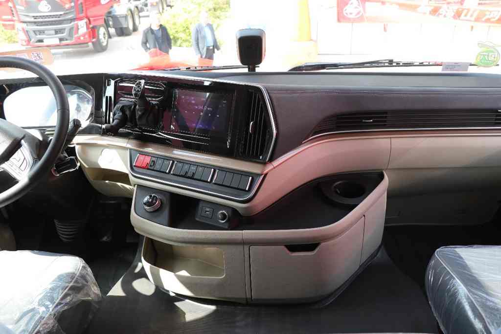 节能省气、超轻高效,乘龙LNG全系新品重磅亮相广州 - 第7张 - 提加商用车网 节能省气、超轻高效,乘龙LNG全系新品重磅亮相广州 - 第7张