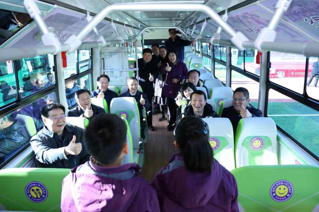 国内首创 行业首发 欧辉新型通学车携五大优势亮相北京通学车现场观摩会 - 第3张 - 提加商用车网 国内首创 行业首发 欧辉新型通学车携五大优势亮相北京通学车现场观摩会 - 第3张