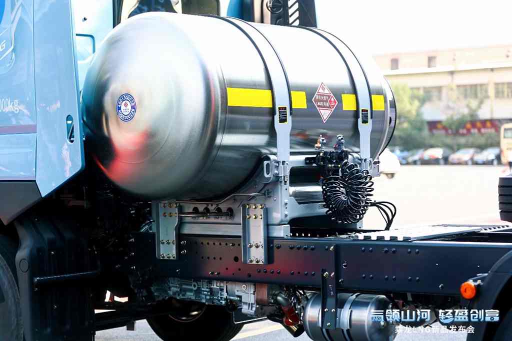 节能省气、超轻高效,乘龙LNG全系新品重磅亮相广州 - 第5张 - 提加商用车网 节能省气、超轻高效,乘龙LNG全系新品重磅亮相广州 - 第5张