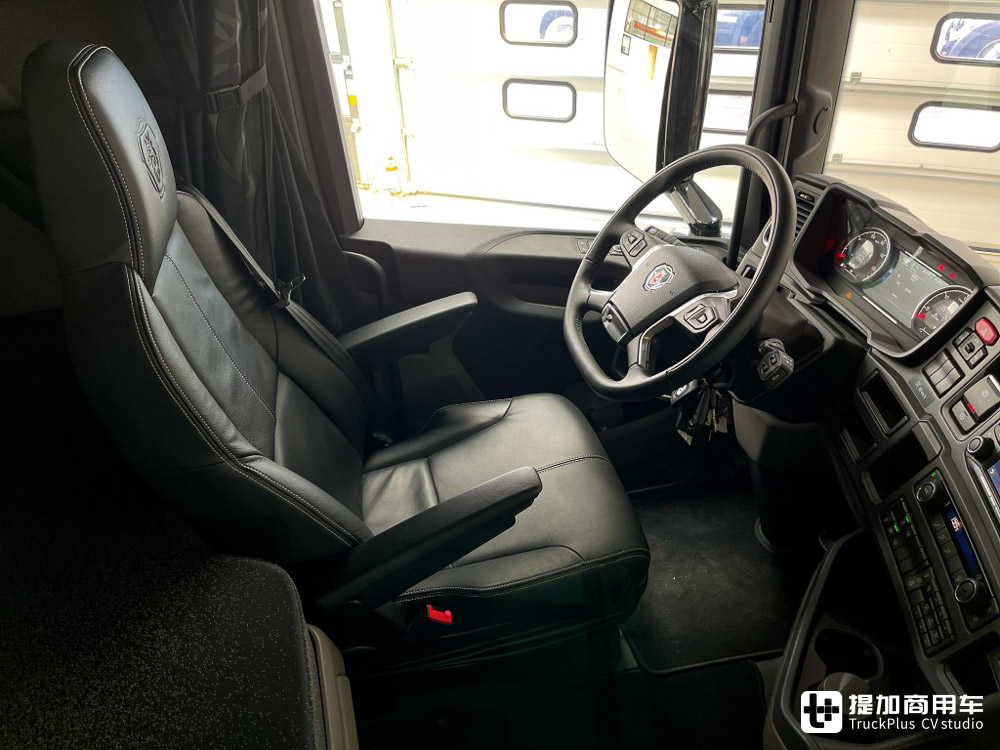 搭载V8发动机,平头卡车爆改长头单拖,荷兰Vlastuin改装厂打造的斯堪尼亚530ST实拍 - 第18张 - 提加商用车网 搭载V8发动机,平头卡车爆改长头单拖,荷兰Vlastuin改装厂打造的斯堪尼亚530ST实拍 - 第18张