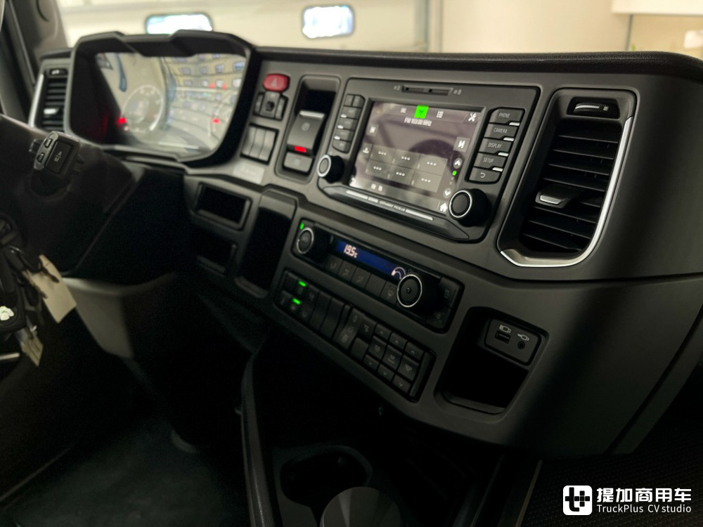 搭载V8发动机,平头卡车爆改长头单拖,荷兰Vlastuin改装厂打造的斯堪尼亚530ST实拍 - 第22张 - 提加商用车网 搭载V8发动机,平头卡车爆改长头单拖,荷兰Vlastuin改装厂打造的斯堪尼亚530ST实拍 - 第22张