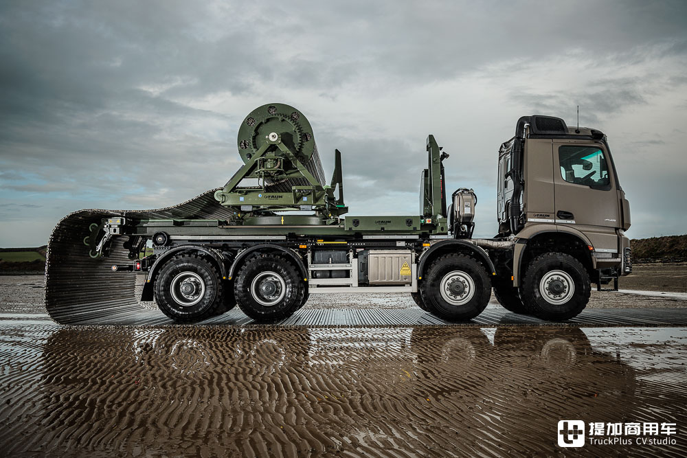 8x8全轮驱动,五分钟铺路50米!奔驰Arocs铺路车您见过吗?