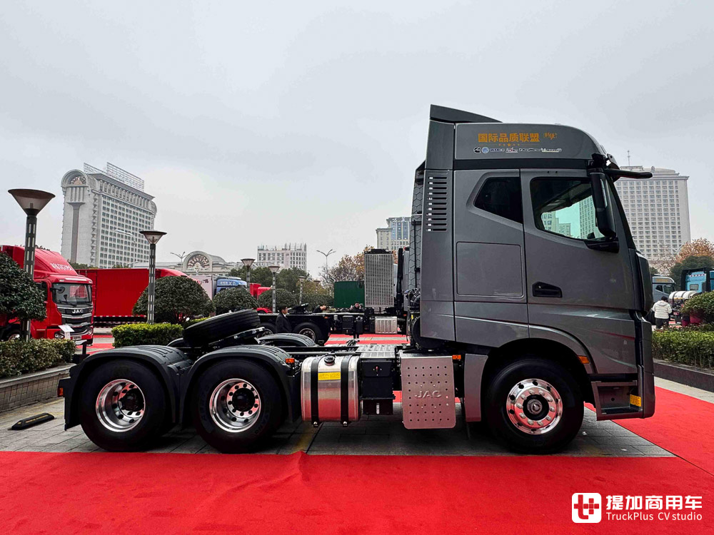 680匹马力,还有电子后视镜+补盲镜?带你看江淮跨越K7的最新战力