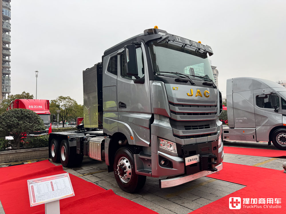 单车战力250吨,三车串联750吨!江淮跨越K7 6x6大件车亮相,带您看它的强悍实力 - 第1张 - 提加商用车网 单车战力250吨,三车串联750吨!江淮跨越K7 6x6大件车亮相,带您看它的强悍实力 - 第1张