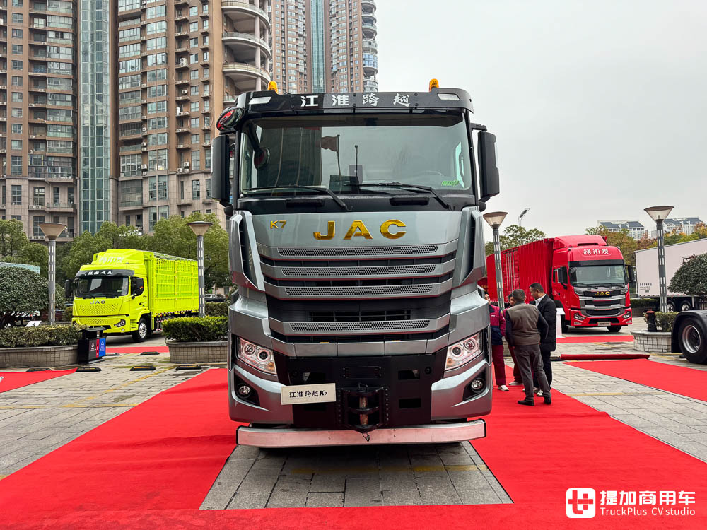 单车战力250吨,三车串联750吨!江淮跨越K7 6x6大件车亮相,带您看它的强悍实力 - 第2张 - 提加商用车网 单车战力250吨,三车串联750吨!江淮跨越K7 6x6大件车亮相,带您看它的强悍实力 - 第2张