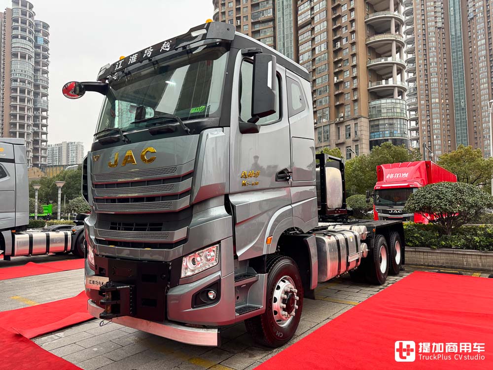 单车战力250吨,三车串联750吨!江淮跨越K7 6x6大件车亮相,带您看它的强悍实力 - 第3张 - 提加商用车网 单车战力250吨,三车串联750吨!江淮跨越K7 6x6大件车亮相,带您看它的强悍实力 - 第3张