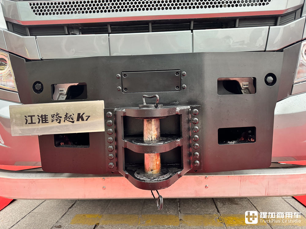 单车战力250吨,三车串联750吨!江淮跨越K7 6x6大件车亮相,带您看它的强悍实力 - 第4张 - 提加商用车网 单车战力250吨,三车串联750吨!江淮跨越K7 6x6大件车亮相,带您看它的强悍实力 - 第4张