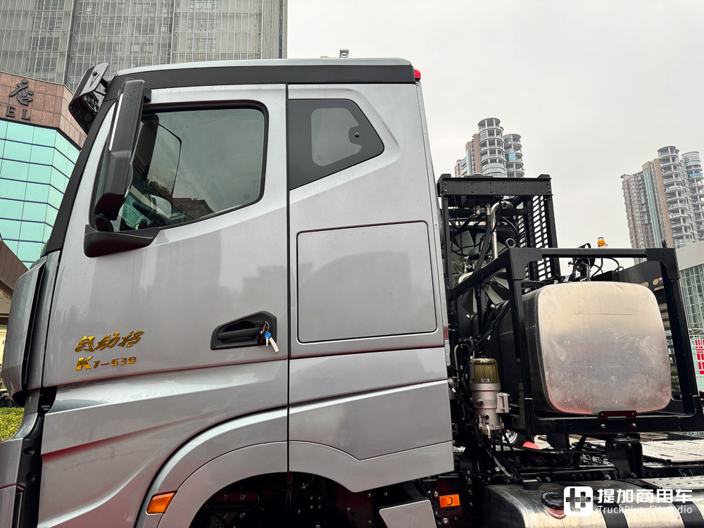 单车战力250吨,三车串联750吨!江淮跨越K7 6x6大件车亮相,带您看它的强悍实力 - 第6张 - 提加商用车网 单车战力250吨,三车串联750吨!江淮跨越K7 6x6大件车亮相,带您看它的强悍实力 - 第6张