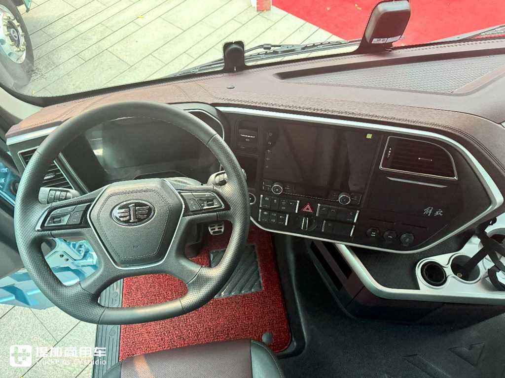 解放鹰途620马力的前四后八载货车亮相,实拍带你看配置有多强 - 第7张 - 提加商用车网 解放鹰途620马力的前四后八载货车亮相,实拍带你看配置有多强 - 第7张