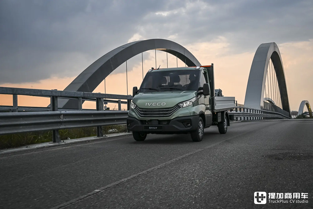 全新大屏内饰加持,智能安全水平大幅提升,带你看新一代依维柯Daily轻型商用车 - 第8张 - 提加商用车网 全新大屏内饰加持,智能安全水平大幅提升,带你看新一代依维柯Daily轻型商用车 - 第8张