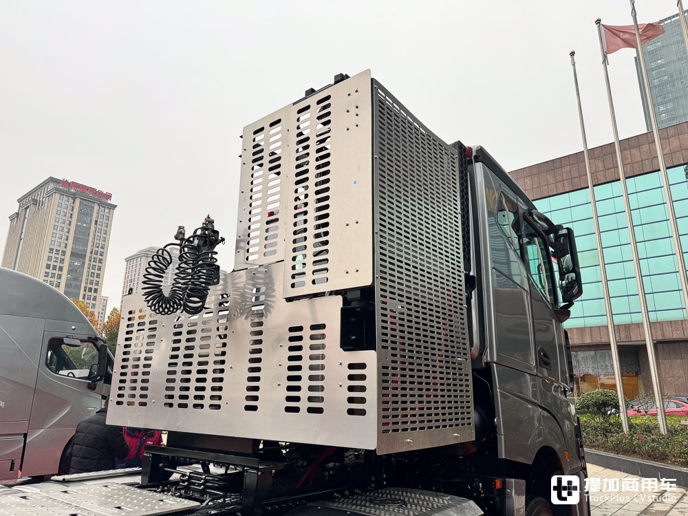 单车战力250吨,三车串联750吨!江淮跨越K7 6x6大件车亮相,带您看它的强悍实力 - 第8张 - 提加商用车网 单车战力250吨,三车串联750吨!江淮跨越K7 6x6大件车亮相,带您看它的强悍实力 - 第8张