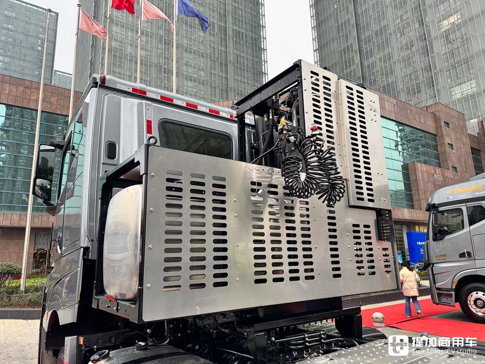 单车战力250吨,三车串联750吨!江淮跨越K7 6x6大件车亮相,带您看它的强悍实力 - 第9张 - 提加商用车网 单车战力250吨,三车串联750吨!江淮跨越K7 6x6大件车亮相,带您看它的强悍实力 - 第9张