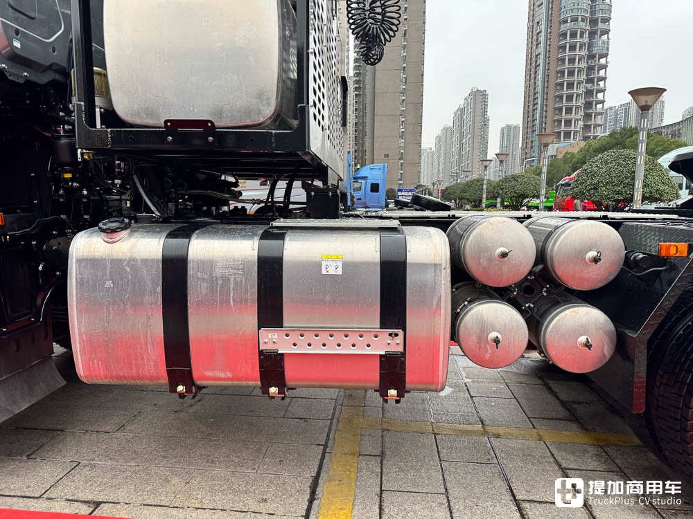 单车战力250吨,三车串联750吨!江淮跨越K7 6x6大件车亮相,带您看它的强悍实力 - 第10张 - 提加商用车网 单车战力250吨,三车串联750吨!江淮跨越K7 6x6大件车亮相,带您看它的强悍实力 - 第10张