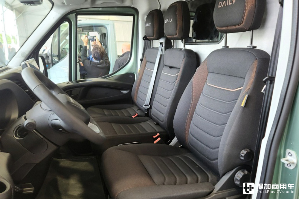 全新大屏内饰加持,智能安全水平大幅提升,带你看新一代依维柯Daily轻型商用车 - 第11张 - 提加商用车网 全新大屏内饰加持,智能安全水平大幅提升,带你看新一代依维柯Daily轻型商用车 - 第11张