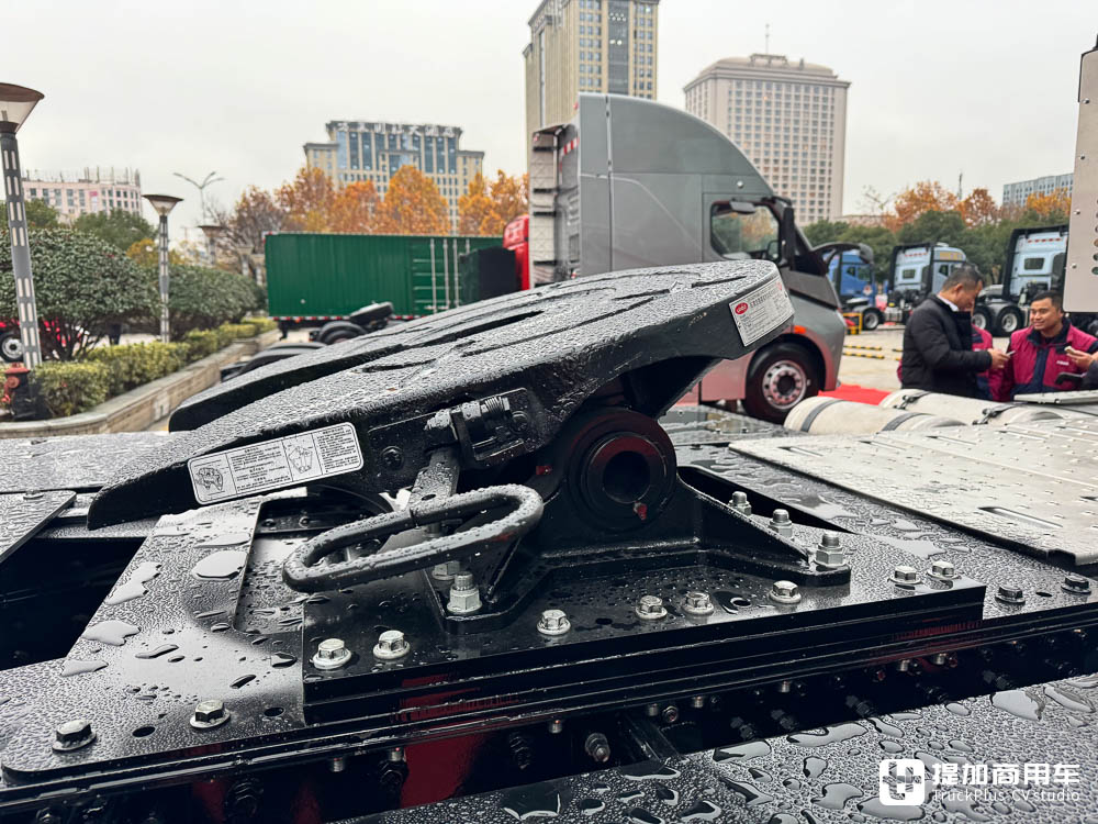 单车战力250吨,三车串联750吨!江淮跨越K7 6x6大件车亮相,带您看它的强悍实力 - 第13张 - 提加商用车网 单车战力250吨,三车串联750吨!江淮跨越K7 6x6大件车亮相,带您看它的强悍实力 - 第13张