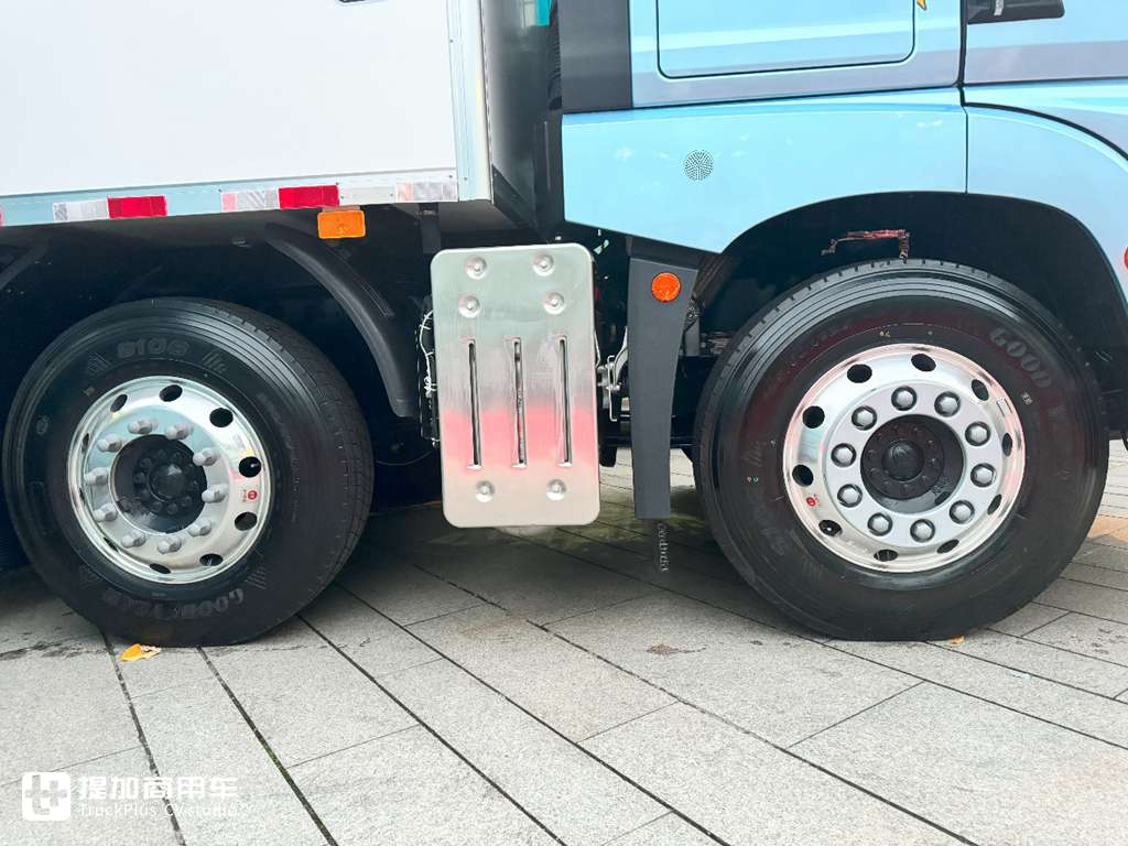 解放鹰途620马力的前四后八载货车亮相,实拍带你看配置有多强 - 第13张 - 提加商用车网 解放鹰途620马力的前四后八载货车亮相,实拍带你看配置有多强 - 第13张