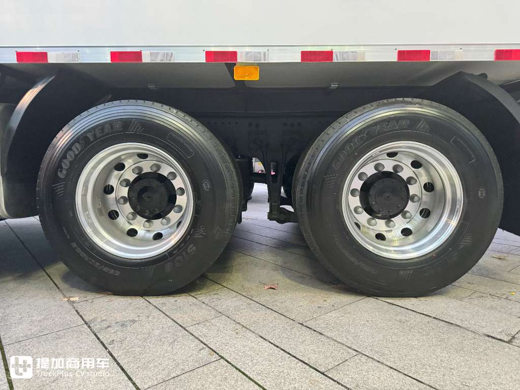 解放鹰途620马力的前四后八载货车亮相,实拍带你看配置有多强 - 第14张 - 提加商用车网 解放鹰途620马力的前四后八载货车亮相,实拍带你看配置有多强 - 第14张