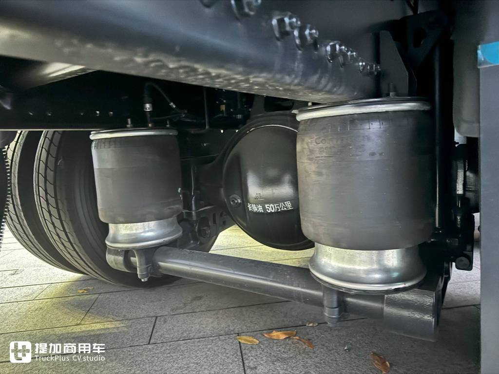 解放鹰途620马力的前四后八载货车亮相,实拍带你看配置有多强 - 第15张 - 提加商用车网 解放鹰途620马力的前四后八载货车亮相,实拍带你看配置有多强 - 第15张