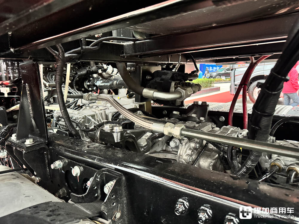 单车战力250吨,三车串联750吨!江淮跨越K7 6x6大件车亮相,带您看它的强悍实力 - 第17张 - 提加商用车网 单车战力250吨,三车串联750吨!江淮跨越K7 6x6大件车亮相,带您看它的强悍实力 - 第17张