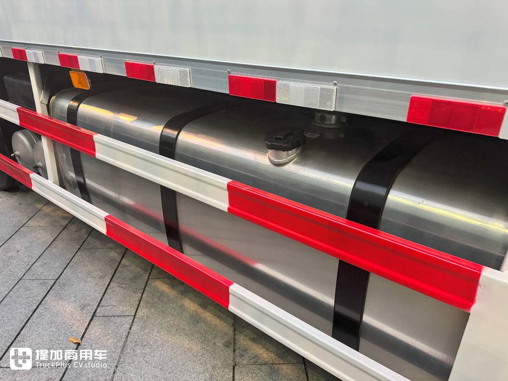 解放鹰途620马力的前四后八载货车亮相,实拍带你看配置有多强 - 第17张 - 提加商用车网 解放鹰途620马力的前四后八载货车亮相,实拍带你看配置有多强 - 第17张