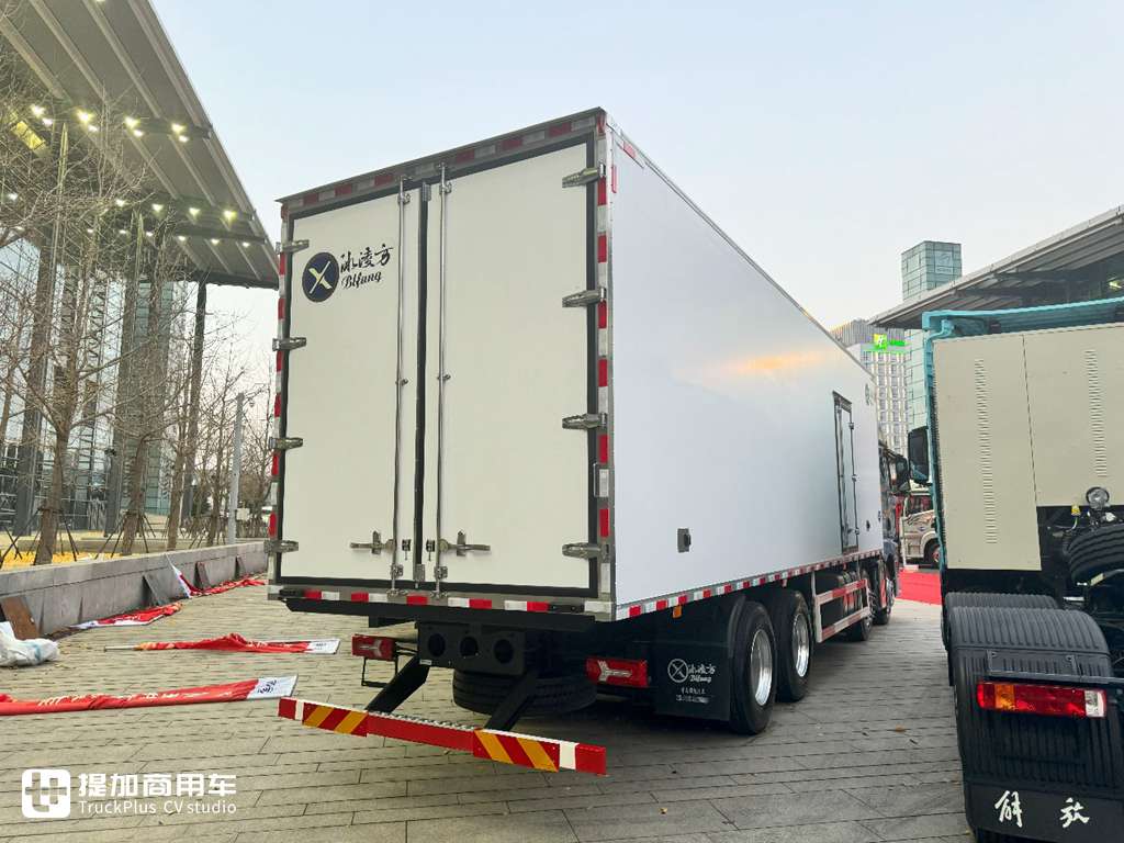 解放鹰途620马力的前四后八载货车亮相,实拍带你看配置有多强 - 第18张 - 提加商用车网 解放鹰途620马力的前四后八载货车亮相,实拍带你看配置有多强 - 第18张