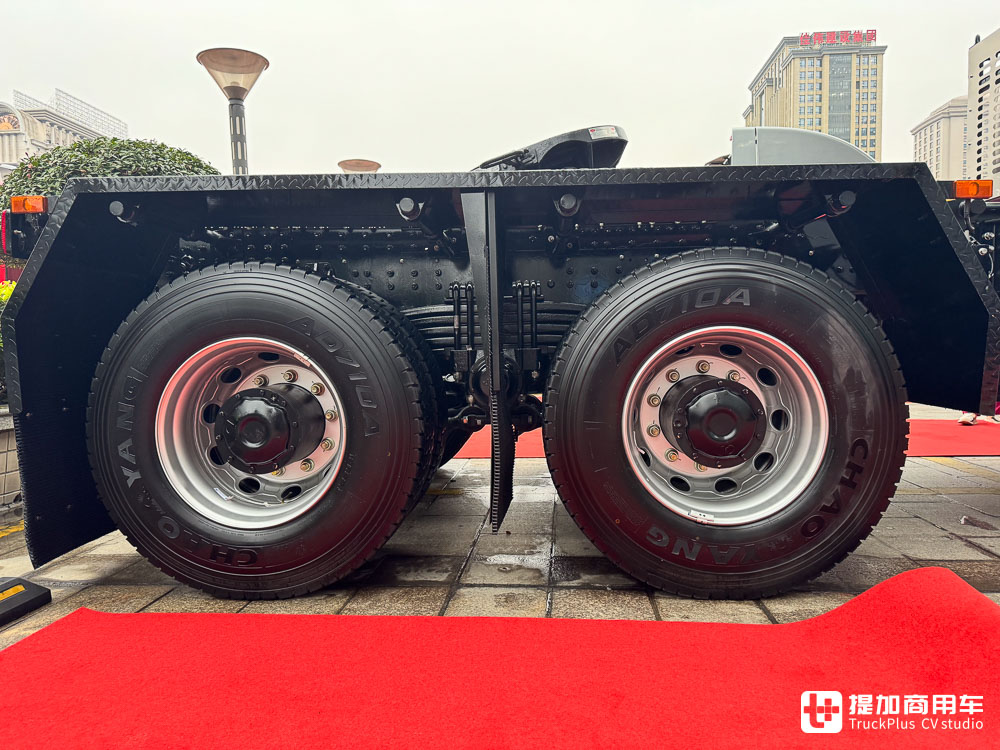 单车战力250吨,三车串联750吨!江淮跨越K7 6x6大件车亮相,带您看它的强悍实力 - 第22张 - 提加商用车网 单车战力250吨,三车串联750吨!江淮跨越K7 6x6大件车亮相,带您看它的强悍实力 - 第22张