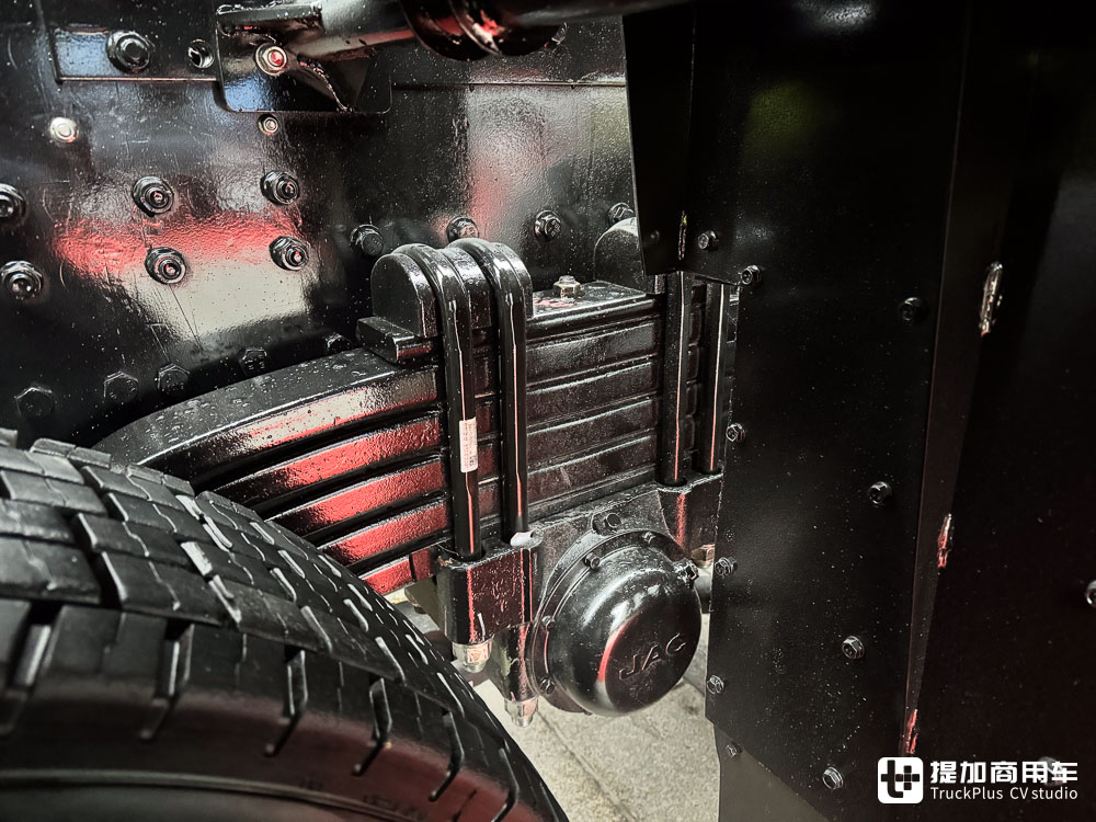 单车战力250吨,三车串联750吨!江淮跨越K7 6x6大件车亮相,带您看它的强悍实力 - 第23张 - 提加商用车网 单车战力250吨,三车串联750吨!江淮跨越K7 6x6大件车亮相,带您看它的强悍实力 - 第23张