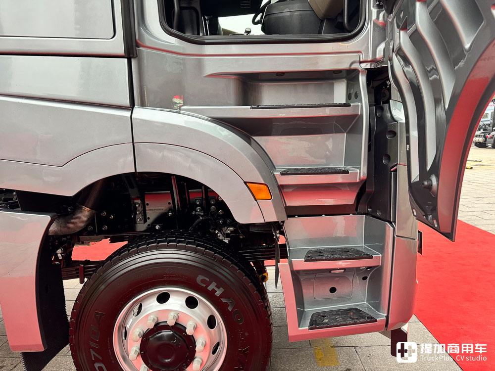 单车战力250吨,三车串联750吨!江淮跨越K7 6x6大件车亮相,带您看它的强悍实力 - 第24张 - 提加商用车网 单车战力250吨,三车串联750吨!江淮跨越K7 6x6大件车亮相,带您看它的强悍实力 - 第24张