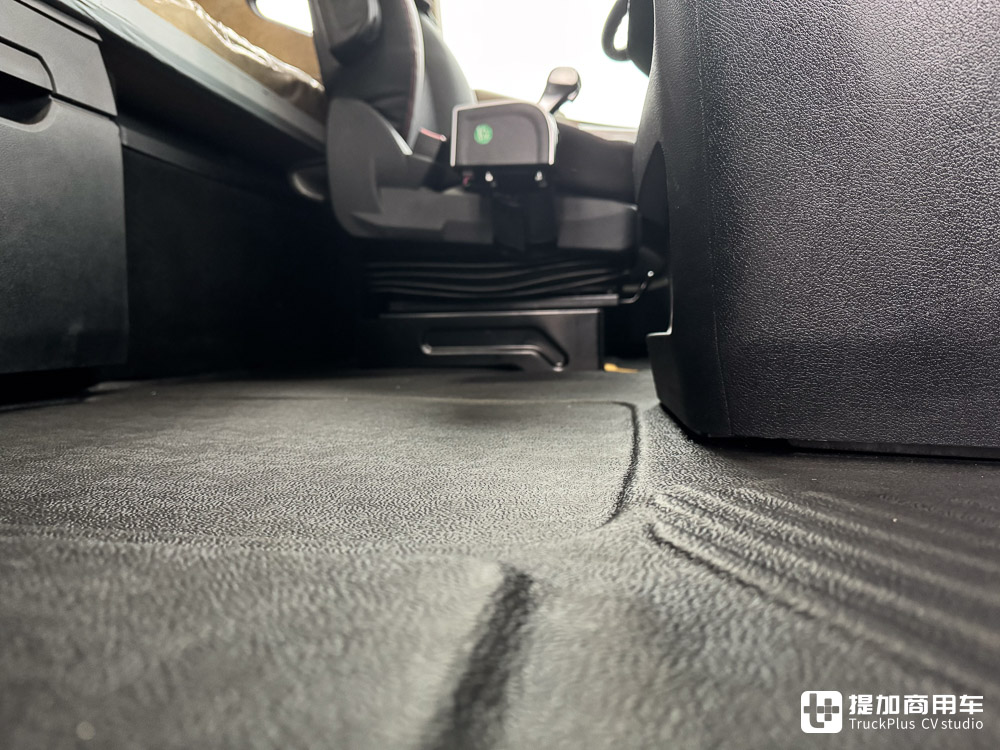 单车战力250吨,三车串联750吨!江淮跨越K7 6x6大件车亮相,带您看它的强悍实力 - 第25张 - 提加商用车网 单车战力250吨,三车串联750吨!江淮跨越K7 6x6大件车亮相,带您看它的强悍实力 - 第25张