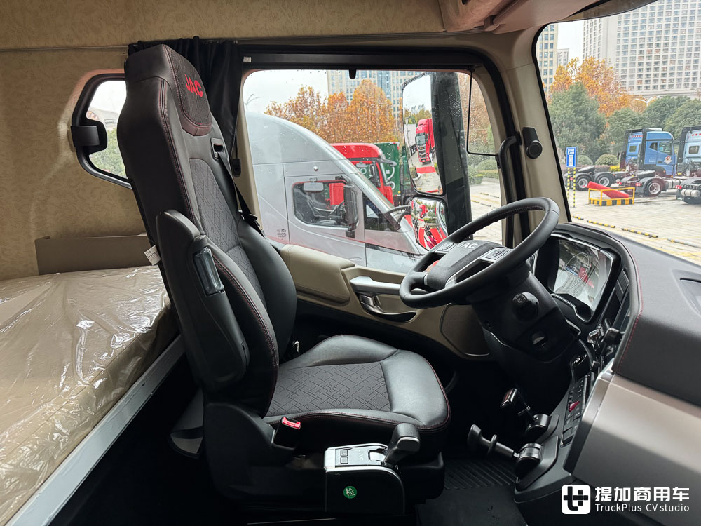 单车战力250吨,三车串联750吨!江淮跨越K7 6x6大件车亮相,带您看它的强悍实力 - 第28张 - 提加商用车网 单车战力250吨,三车串联750吨!江淮跨越K7 6x6大件车亮相,带您看它的强悍实力 - 第28张