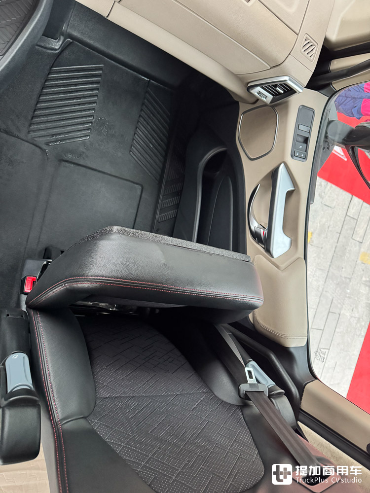 单车战力250吨,三车串联750吨!江淮跨越K7 6x6大件车亮相,带您看它的强悍实力 - 第31张 - 提加商用车网 单车战力250吨,三车串联750吨!江淮跨越K7 6x6大件车亮相,带您看它的强悍实力 - 第31张